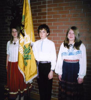 Lipuvalves olid 6. klassi õpilased Kaara Mirka, Tomas Vilde ja Kaili Kald. - pics/2009/02/22972_6_t.jpg