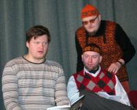 Wimberg, Jürgen Rooste ja tema taga Karl Martin Sinijärv oma lasteluulet esitlemas Tallinna Kirjanike Maja mudilashommikul. - pics/2010/02/27141_3_t.jpg