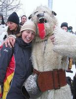 Krista töötas 2006. a. Torino taliolümpiamängudel vabatahtlikuna sportlaste külas. Fotol Itaalia karuga murdmaasuusavõistlusi jälgimas. - pics/2010/02/27191_1_t.jpg