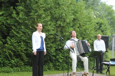 Laulab Kersti Ala-Murr, akordionil saadab Jaak Lutsoja - pics/2010/06/28733_18_t.jpg