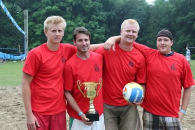 Võrkpalliturniiri võitis meeskond "Liivased Pallid" - vasakult Aleks Põldma, Tom Graungaard, Markus Põldma ja Paul Lillakas - pics/2010/06/28733_7_t.jpg