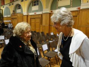 Kauaaegne Londoni elanik pr. Leida Laumets vestleb aktusejärgselt Riigikogu liikme Mari-Ann Kelamiga. Foto: Tunne Kelam - pics/2011/03/31718_4_t.jpg