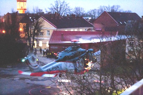 Kopter tõi Viljandi kesklinna politsei eriüksuse. foto: Liina Valt  - pics/2012/11/38004_001.jpg