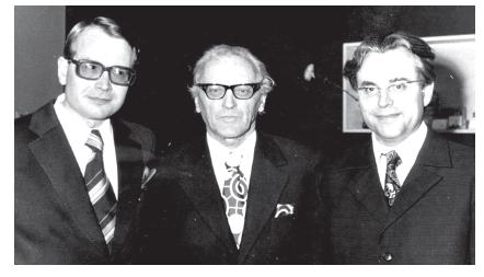 Paul Ariste 1975. aastal kahe vastse<br>teaduste doktoriga: paremal Huno Rätsep,<br>vasakul Ago Künnap. - pics/2014/11/43515_001.jpg