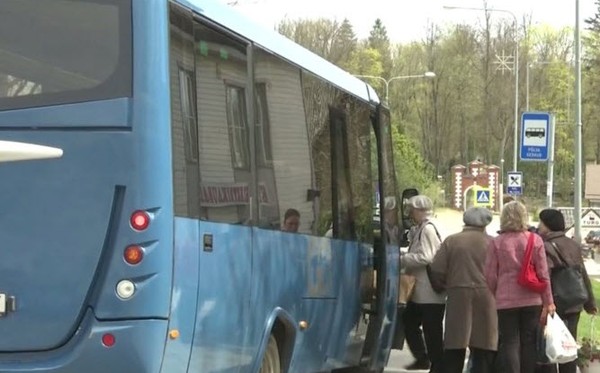 Passengers getting on a bus in Põlva. Source: ERR - pics/2018/07/51896_001.jpg