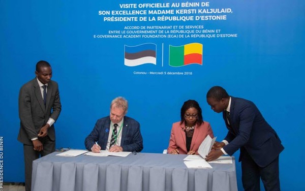  Signing of the agreement on Wednesday. 5 December 2018. Source: (e-Governance Academy) - pics/2018/12/52710_001.jpg