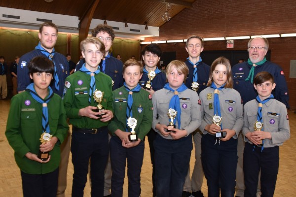 Skautide laskevõistluste võitjad, ees skaudid: Arta Petersoo, Stephen Jenkins ja Laas Kolga; hundud: Mylo Silmberg, Aleks Altosaar ja Calvin Le Blanc;  taga keskel vendurskaudid: Aleksander Chandler-Long, Aleks Meiusi ja Aleksander Mell - pics/2019/04/53528_027_t.jpg