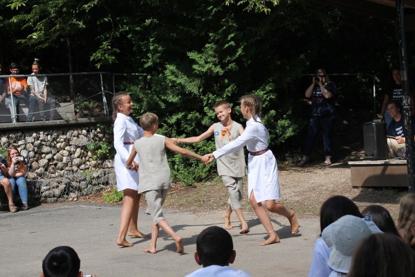  Estonian campers presenting ‘Kaera-Jaan’ folk dance to camp visitors at the CISV open house. - pics/2019/09/54317_003_t.jpg