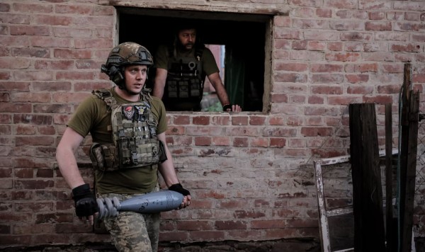 Ukraina sõdur 120mm miinipilduja juures Donetski oblastis.Foto: Press service of the 24th Mechanized Brigade - pics/2024/06/61047_001_t.jpeg