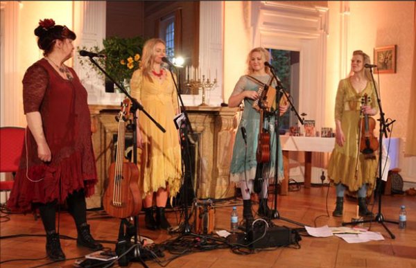Ansambel Naised Köögis andis Annabergis meeleoluka kontserdi. - pics/2024/06/61063_001.jpg
