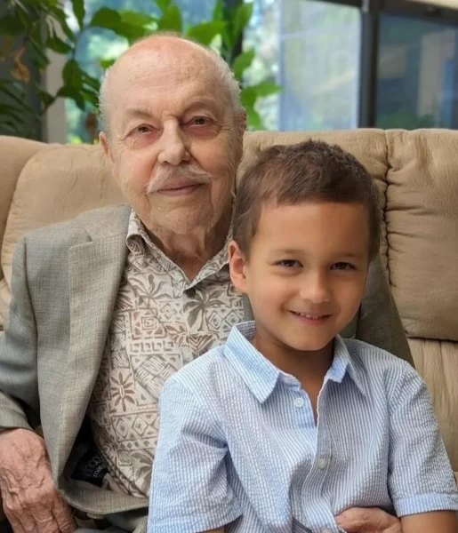 94-aastane Jüri Toomepuu ja 6-aastane pojapoeg Elliot. Kokku 100 huvitavat aastat. Foto: Erakogu - pics/2024/06/61090_001_t.webp