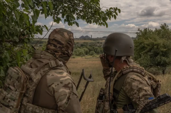 Ukraian sõjaväelased Toretski lähedal. Foto: Roman Pilipey - pics/2024/07/61092_001_t.webp