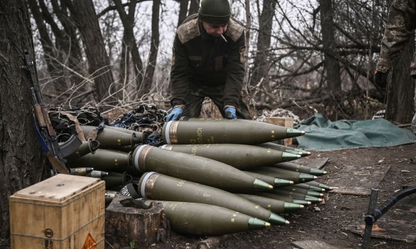 Ukraina sõjaväelane 155 mm mürskudega. Foto: Aris Messinis/AFP/Getty Images - pics/2024/07/61127_001.jpg