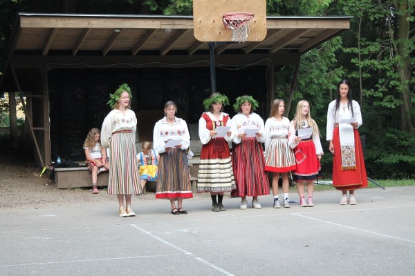 Seedrioru suuremad tüdrukud esinevad lauluga “Kaugel külas” - pics/2024/07/61136_005_t.jpg