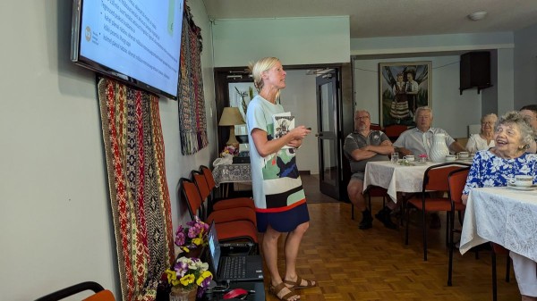 Tallinna Ülikooli Haapsalu kolledži praktikant Krista Mulenok peab ettekannet. Foto Maimu Mölder. - pics/2024/08/61159_003_t.jpg