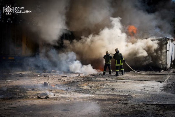 Ukraina päästeteenistus likvideerimas Venemaa raketirünnaku tagajärgi Odessa oblastis 26. augustil, 2024. Foto: Ukraina Päästeteenistus. - pics/2024/08/61184_001_t.jpg