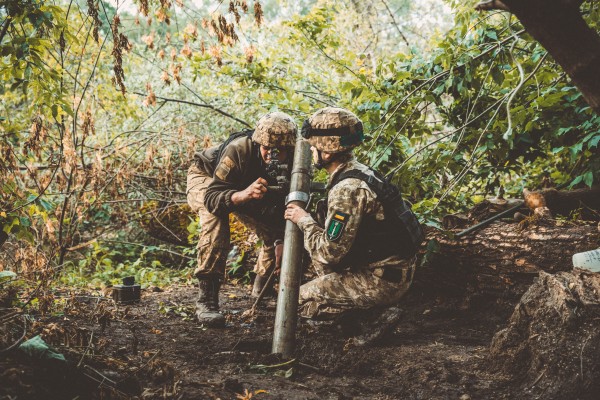 Ukraina sõjaväelased miinipildujaga. Foto: Vadym Pliashechko - pics/2024/09/61201_001.jpg