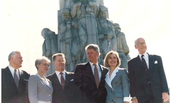 Lennart Meri (paremalt esimene) koos USA president Bill Clintoni, Hillary Clintoni ja teiste Balti riikide presidentidega Riias 1994. aasta juulis. Foto: USA suursaatkond Lätis. - pics/2024/09/61215_001.jpg