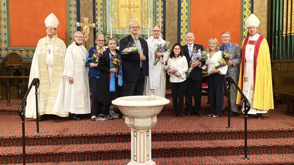 Markuse kogudus juhatus lilledega: piiskop Ove Sander, õp Nelli Vahter, Anne Ise, Lea Kiik, Peter Anniko, õp Markus Vaga, Renata O’Reilly, Agu Ets, Ann-Katrin Lazzell, Arno Randall, peapiiskop Urmas Viilma. Foto: Egle Viilma - pics/2024/10/61262_001_t.jpeg