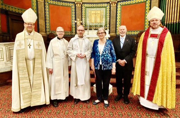 Teeneteristi saajad: (vas) piiskop Ove Sander, õp Nelli Vahter, risti saajad õp Markus Vaga, Anne Ise ja Agu Ets ning peapiiskop Urmas Viilma. - pics/2024/10/61262_010_t.jpeg