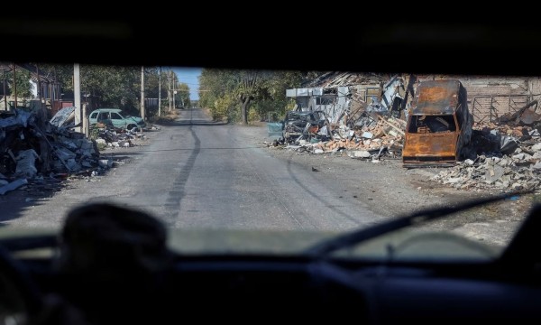 Selydove küla läbi Ukraina sõjaväe auto esiklaasi, 9. oktoober 2024. Foto: Serhii Nuzhnenko - pics/2024/11/61320_001_t.jpg