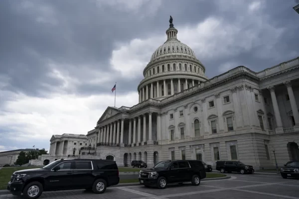 Luksusmaasturid Washingtonis Kapitooliumi ees. Foto: J. Scott Applewhite/AP/Scanpix - pics/2024/11/61332_002_t.webp