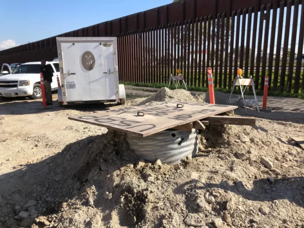 Viis aastat tagasi Ameerika Ühendriikide ja Mehhiko piiril leitud narkotunnel. Sissepääs tunnelisse Californias San Diego lähistel. Foto: Elliot Spagat/AP/Scanpix - pics/2024/11/61332_004_t.webp