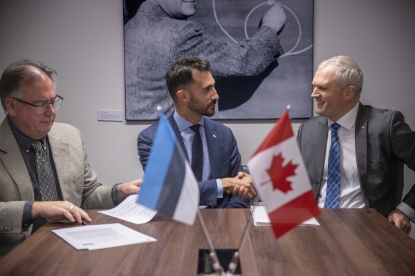 Reedel sõlmis Ontario energiaminister Stephen Lecce (keskel) eestlaste Fermi Energia kontoris ka koostööleppe, mida allkirjastas ettevõtte juht Kalev Kallemets (paremal). FOTO: Rauno Volmar  - pics/2024/11/61347_001_t.jpg