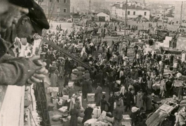 Suurpõgenemine 1944. Põgenikud Tallinna sadamas. Foto A. Kalm. Rahvusarhiivi veebileht - pics/2024/11/61348_001_t.jpg