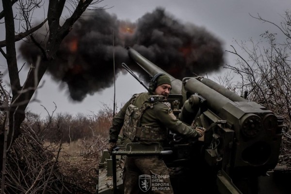 Ukraina 24. mehhaniseeritud brigaadi sõjaväelane haubitsaga - pics/2024/11/61358_001_t.jpg