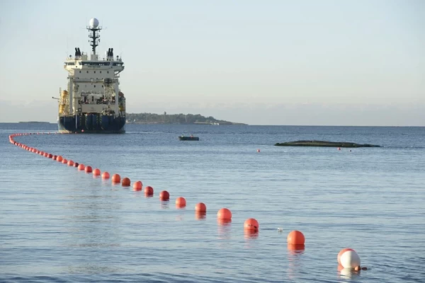 Kaablipaigalduslaev "Ile de Brehat" Soomes Helsingi ranniku lähedal paigaldamata veealust telekommunikatsioonikaablit C-Lion1 2015. aastal. Foto: HEIKKI SAUKKOMAA/Lehtikuva - pics/2024/11/61366_001_t.webp