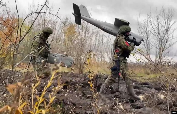 Vene sõdur kandmas Orlan 10 drooni. Foto: TASS - pics/2024/12/61422_001_t.jpg