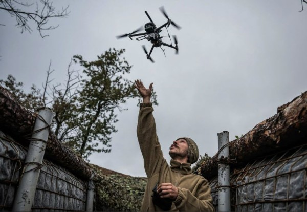 Ukraina relvajõudude eriüksuse Da Vinci Wolves sõdur laseb Donetski oblastis Pokrovski lähedal Ukraina positsioonidelt välja FPV drooni. Oktoober 2024. Foto: Viacheslav Ratynskyi - pics/2025/01/61456_001_t.jpg