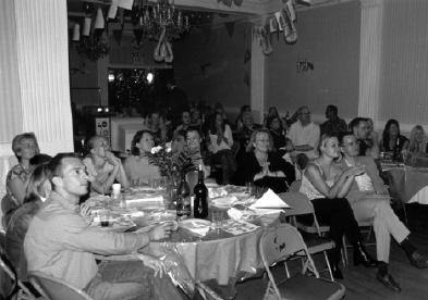 Hulk entusiaste kogunes laupäeval New Yorgi Eesti Majja Eurovisiooni jälgima. Foto: Erkki Engso	 - pics/prior2003/1521_2.jpg