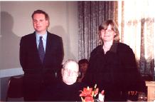 	Aupeakonsul Ilmar Heinsoo ning konsulaadi töötajad Thomas Heinsoo ja Eda Oja. (K. Põdra-Tensuda foto.)  - pics/prior2003/1JAAN.jpg