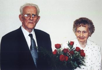 	Juubilar Leo Koobas koos abikaasa Elsaga<br>Foto: Ervin Aleve   - pics/prior2003/2124.jpg