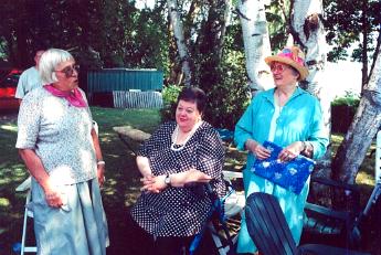  	Aino Soots, Mai Järve ja Hilda Truupere Hilda 80. sünnipäeva peol. 
Foto: J. Tanner  - pics/prior2003/2132_1.jpg
