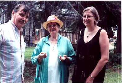  	Aarne ja Evi Vahtra koos Hilda Truuperega tema 80. sünnipäeva tähistamisel. <br>Foto: J. Tanner  - pics/prior2003/2132_3.jpg