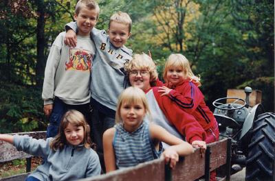 Perelaagrijärgne lõbusõit: Mihkel, Aleksander, Eva, Liis, ees Teija ja Mari.<br>  - pics/prior2003/2609_6.jpg