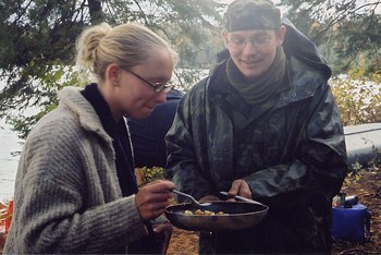 Kristina Lupp ja kaplan Aivar Sarapik - pics/prior2003/2714_6.jpg