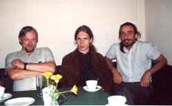 Andres Ehin, Ringo Ringvee, Paul-Eerik Rummo Pegasuse kohvikus. - pics/prior2003/LUULETAJD.jpg