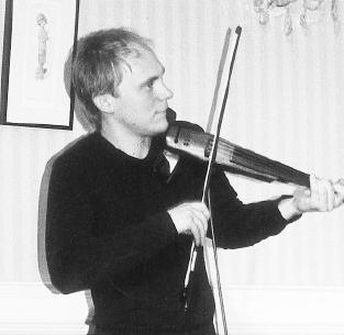 Eesti tuntuim rahvamuusikust viiuldaja Tiit Kikas, oma seinalülitatud sõbraga. Foto: Riina Kindlam 	 - pics/prior2003/NYR.jpg