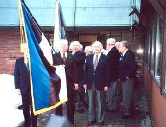  	Foto:H.Oja. Soomepoiste Klubi ja Eesti Võitlejate Ühingu liikmed enne mälestusteenistust  - pics/prior2003/RLV.jpg