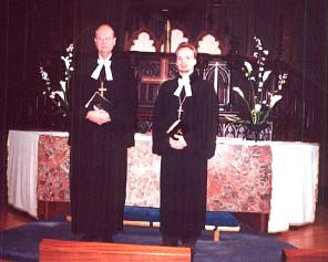  	Peapiiskop Udo Petersoo, õpetaja Arho Tuhkru F:A.Kask.  - pics/prior2003/SUURREEDE.jpg