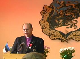 Peapiiskop Udo Petersoo söögipalvel. 	 - pics/prior2003/VET8.jpg